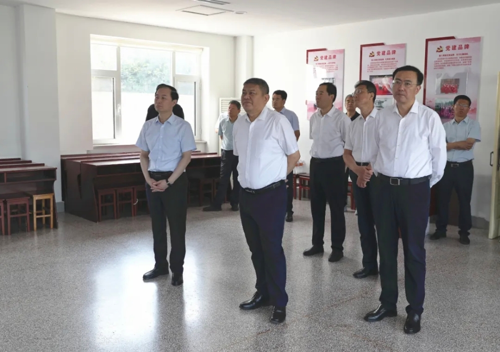 市民生建设分线指挥部视察老旧小区配套升级工作